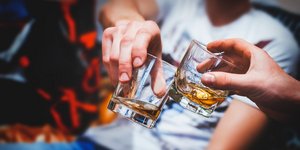 χερια τσουγκριζουν ουισκι