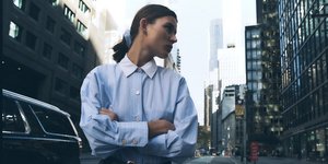 γυναίκα με πουκάμισο