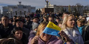 Με πανηγυρισμούς υποδέχθηκαν στην Χερσώνα τον Ζελένσκι