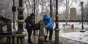 Ζευγάρι βάζει νερό από πηγάδι στην Ουκρανία