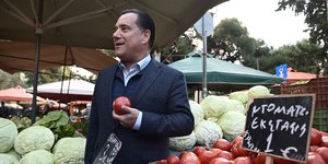 Στη λαϊκή αγορά της Πεύκης ο Άδωνις Γεωργιάδης