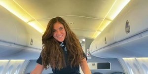 Η αεροσυνοδός Cierra Mistt μέσα σε αεροπλάνο