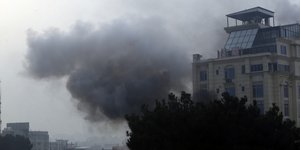 Πυκνοί καπνοί στο ξενοδοχείο της Καμπούλ, που δέχθηκε επίθεση/ AP Photo
