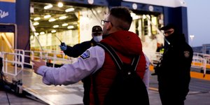 ένας νέος άνδρας επιβιβάζεται σε πλοίο της γραμμής