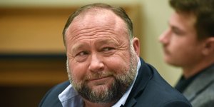 Ο συνωμοσιολόγος Άλεξ Τζόουνς 