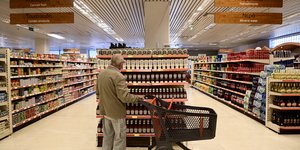 Άνδρας ψωνίζει σε σούπερ μάρκετ