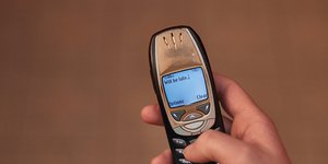 Ανδρικό χέρι στέλνει sms από παλιό κινητό