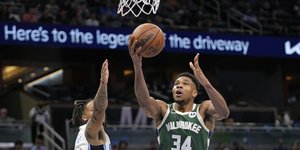 Ο Γιάννης Αντετοκούνμπο σε προσπάθειά του από το ματς των Μπακς με τους Μάτζικ