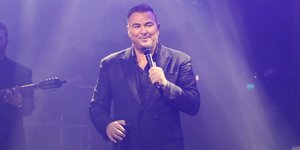 Ο Αντώνης Ρέμος εντυπωσιάστηκε από το ζεϊμπέκικο νεαρής κοπέλας και τη συνέκρινε με τον… Βασίλη Μπισμπίκη
