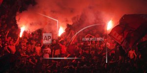 Οπαδοί του Ερυθρού Αστέρα με καπνογόνα