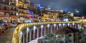 Η στολισμένη για τα Χριστούγεννα Αράχωβα