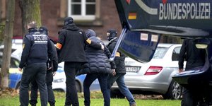 Αστυνομικοί συλλαμβάνουν άτομο στη Γερμανία