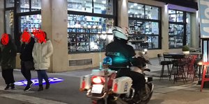 Αστυνομικός σε μηχανή έξω από κατάστημα