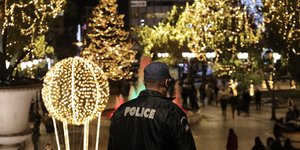 Aστυνομικός στο στολισμένο Σύνταγμα για τα Χριστούγεννα