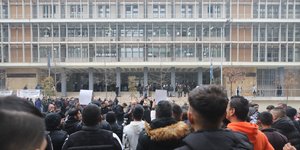 Ρομά συγκεντρώθηκαν απ' έξω