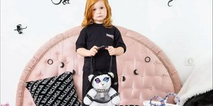 Η μία από τις φωτό του Balenciaga που έβαλαν φωτιά