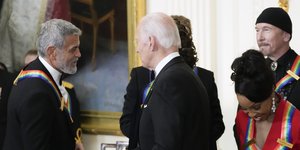 Χειραψία Μπάιντεν, Τζορτζ Κλούνεϊ,