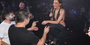 Ο Μπισμπίκης καπνίζει στο κέντρο που τραγουδά η Βανδή