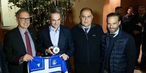 O Κυριάκος Μητσοτάκης παραλαμβάνει δώρο φανέλα του Αστέρα Τρίπολης