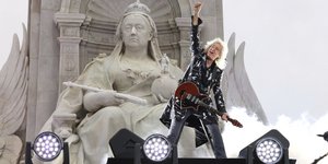 Ο κιθαρίστας των Queen, Μπράιαν Μέι στη συναυλία για το Πλατινένιο Ιωβηλαίο της Ελισάβετ τον Ιούνιο του 2022