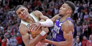 Ο Γιάννης Αντετοκούνμπο σε προσπάθειά του από το ματς των Μπακς με τους Ρόκετς