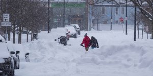 Περαστικοί στο Μπάφαλο μέσα σε χιόνι