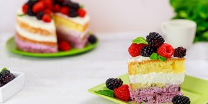 Χρωματιστή τούρτα με μούρα