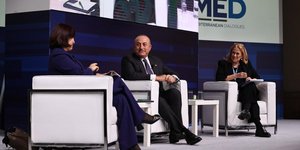 O Τσαβούσογλου συνομιλεί στο φόρουμ της Ρώμης