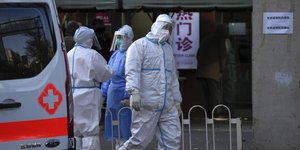 Mέλη προσωπικού νοσοκομείου στην πρωτεύουσα της Κίνας με προστατευτικές στολές
