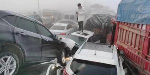 Καραμπόλα σε γέφυρα στην κεντρική Κίνα