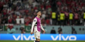 Ο Κριστιάνο Ρονάλντο περπατάει στο χορτάρι