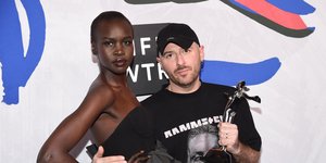 Ο Demna της Balenciaga με το μοντέλο Alek Wek 