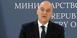 Ο Νίκος Δένδιας κατά τη διάρκεια των δηλώσεών του στο Βελιγράδι