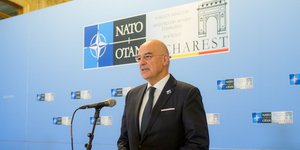 Ο Νίκος Δένδιας κάνει δηλώσεις