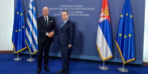 Ο Νίκος Δένδιας με τον αναπληρωτή πρωθυπουργό και υπουργό Εξωτερικών της Σερβίας, Ίβιτσα Ντάτσιτς