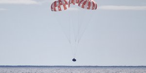 Το διαστημόπλοιο Orion της NASA επέστρεψε στη Γη μετά το ταξίδι του γύρω από τη Σελήνη