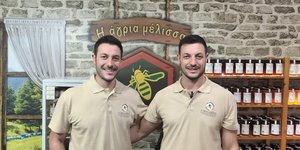 Στέφανος και Θάνος Στεφανής: Οι δίδυμοι μελισσοκόμοι που «οργώνουν» τα βουνά