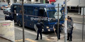 Θεσσαλονίκη: Στα δικαστήρια από την πίσω πόρτα έφτασε ο αστυνομικός που πυροβόλησε τον 16χρονο Ρομά 