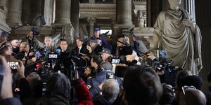 Ο Δημητρακόπουλος κάνει δηλώσεις σε δημοσιογράφους έξω από δικαστήριο στις Βρυξέλλες