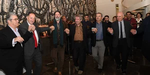 Ο Δημήτρης Κουτσούμπας χορεύει με Ηπειρώτες που του είπαν τα κάλαντα στον Περισσό