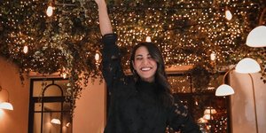 η Ευγενία Σαμαρά με μικρό μαύρο φόρεμα