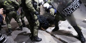 Προσαγωγή στα Εξάρχεια μετά τα επεισόδια