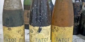 Φιάλες κρασιού με την ετικέτα του κτήματος Τατοϊου