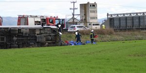 Πυροσβέστες σε φορτηγό που έχει ανατραπεί