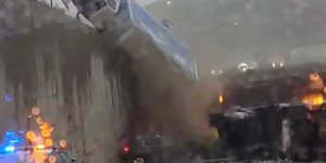 Η στιγμή που το φορτηγό πέφτει από αυτοκινητόδρομο πάνω σε τρακαρισμένα οχήματα