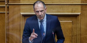 Ο Γιώργος Γεραπετρίτης στη Βουλή