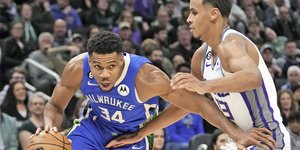 Ο Giannis διέλυσε τους Κινγκς στην Greek -Freak- Night στο Μιλγουόκι φορώντας μπλε