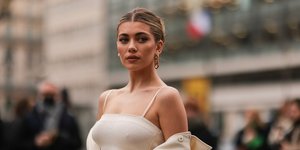 Γυναίκα λευκό φόρεμα