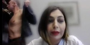 Βουλευτής του Mέρα25 μιλούσε στη Βουλή μέσω κάμερας και από πίσω ο Κλέων Γρηγοριάδης έκανε... στριπτίζ