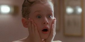 Ο Μακόλεϊ Κάλκιν ως Κέβιν στην ταινία Μόνος στο Σπίτι